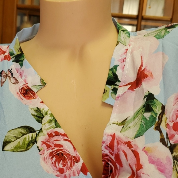 Stunning floral Wrap Top SUPER CUTE! IMPORTED - Picture 10 of 11
